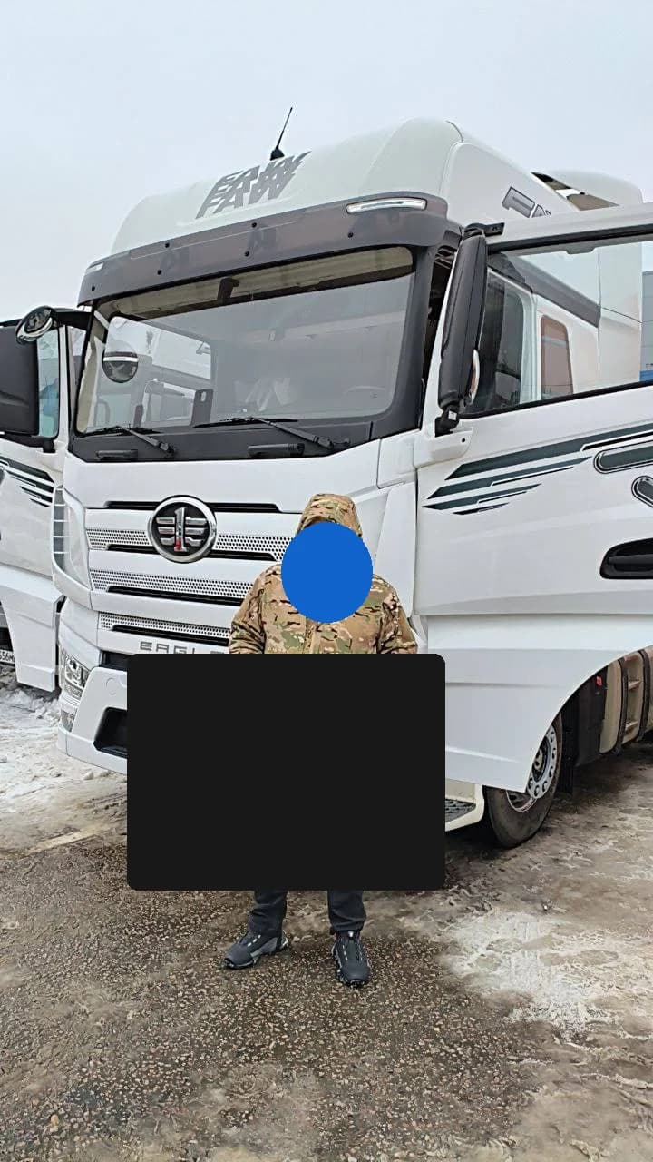 Седельный тягач на площадке выдачи