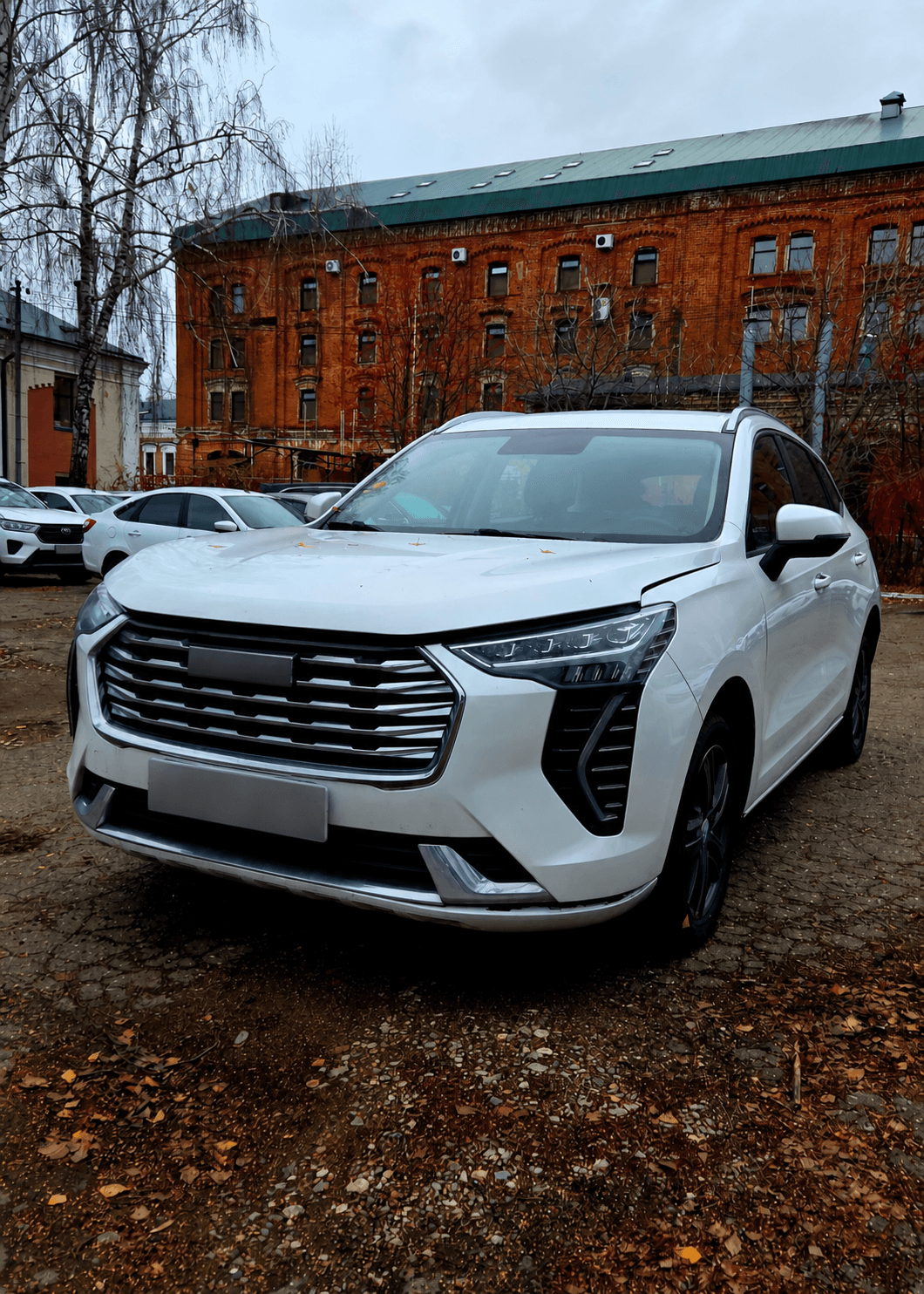 Легковой автомобиль на выдаче с закрытым номерным знаком