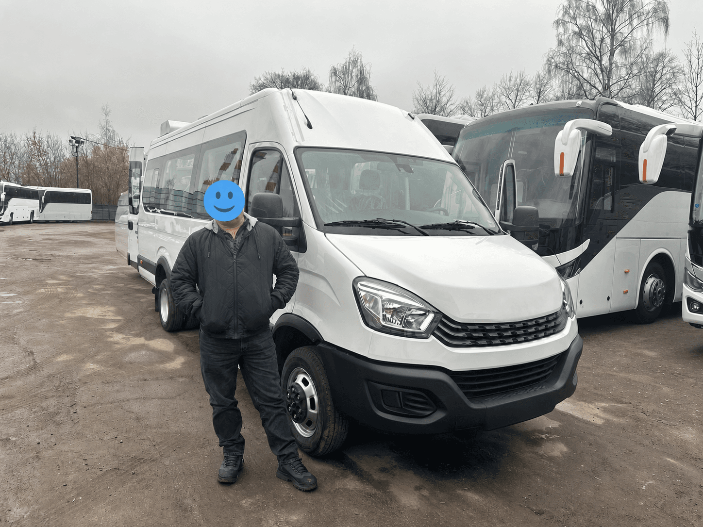 Пассажирский автобус на выдаче, лицо клиента скрыто