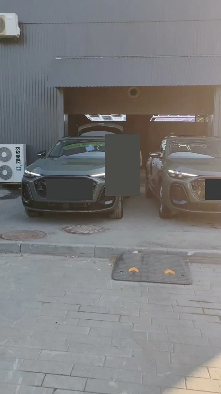 Два Audi Q5 на площадке выдачи