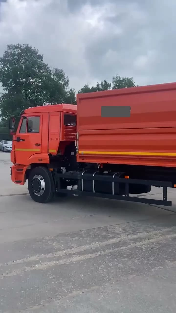 Самосвал с двусторонней разгрузкой на площадке выдачи