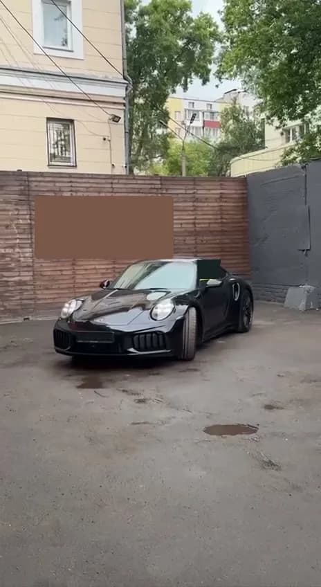 Porsche 911 Turbo S Hybrid на площадке выдачи