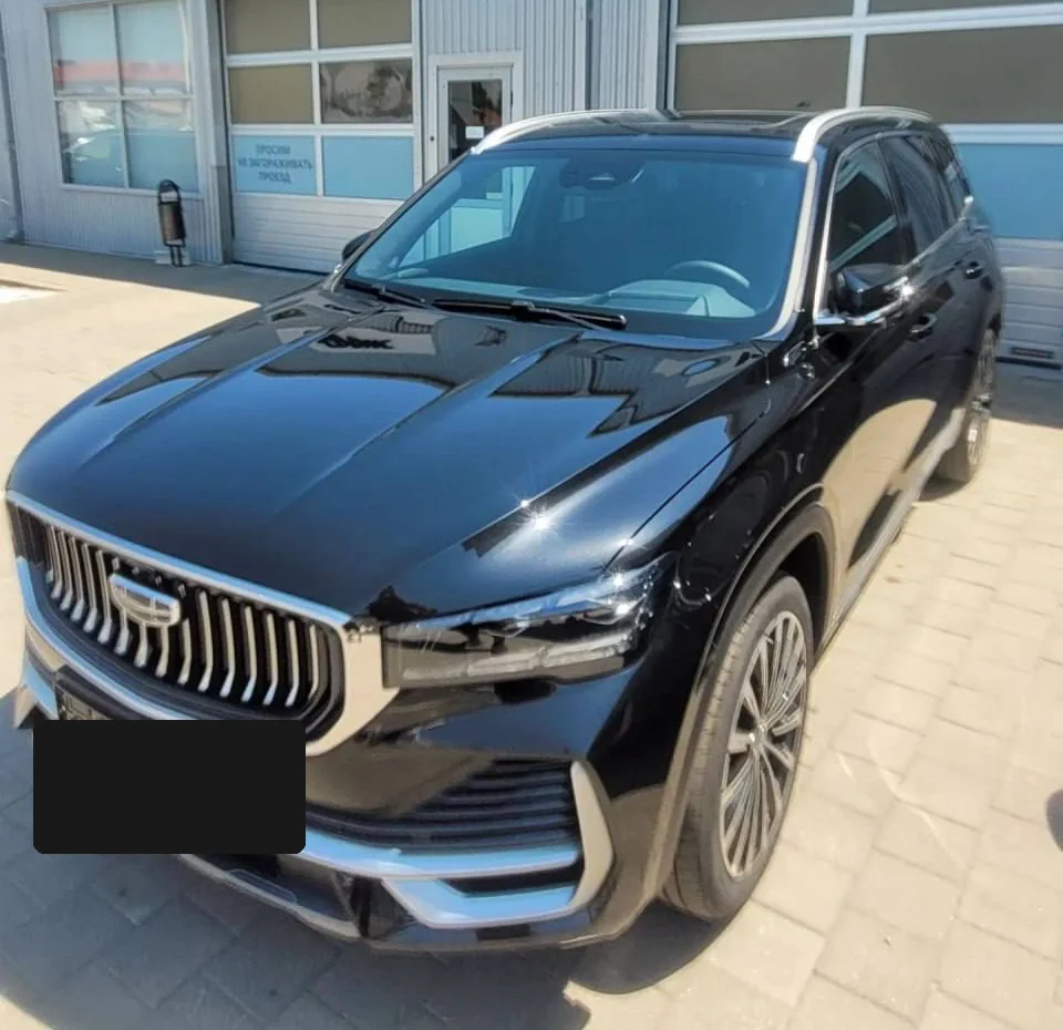Geely Monjaro на площадке выдачи