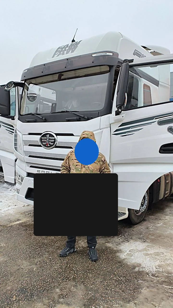 Седельный тягач на площадке выдачи