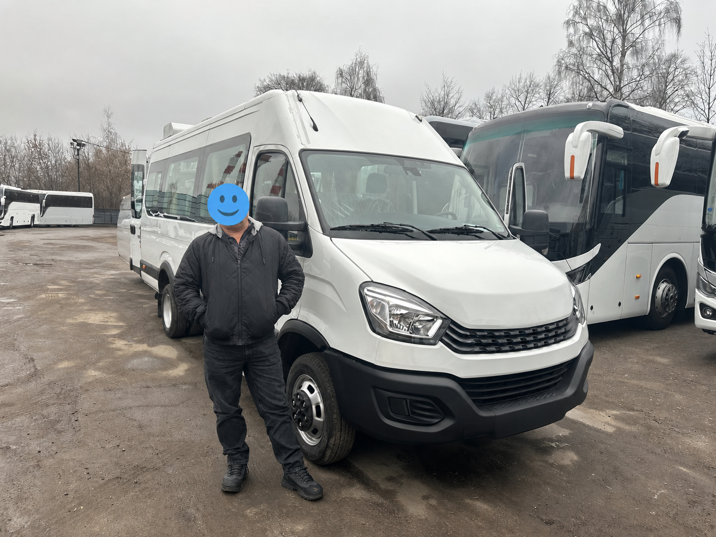 Пассажирский автобус на выдаче, лицо клиента скрыто
