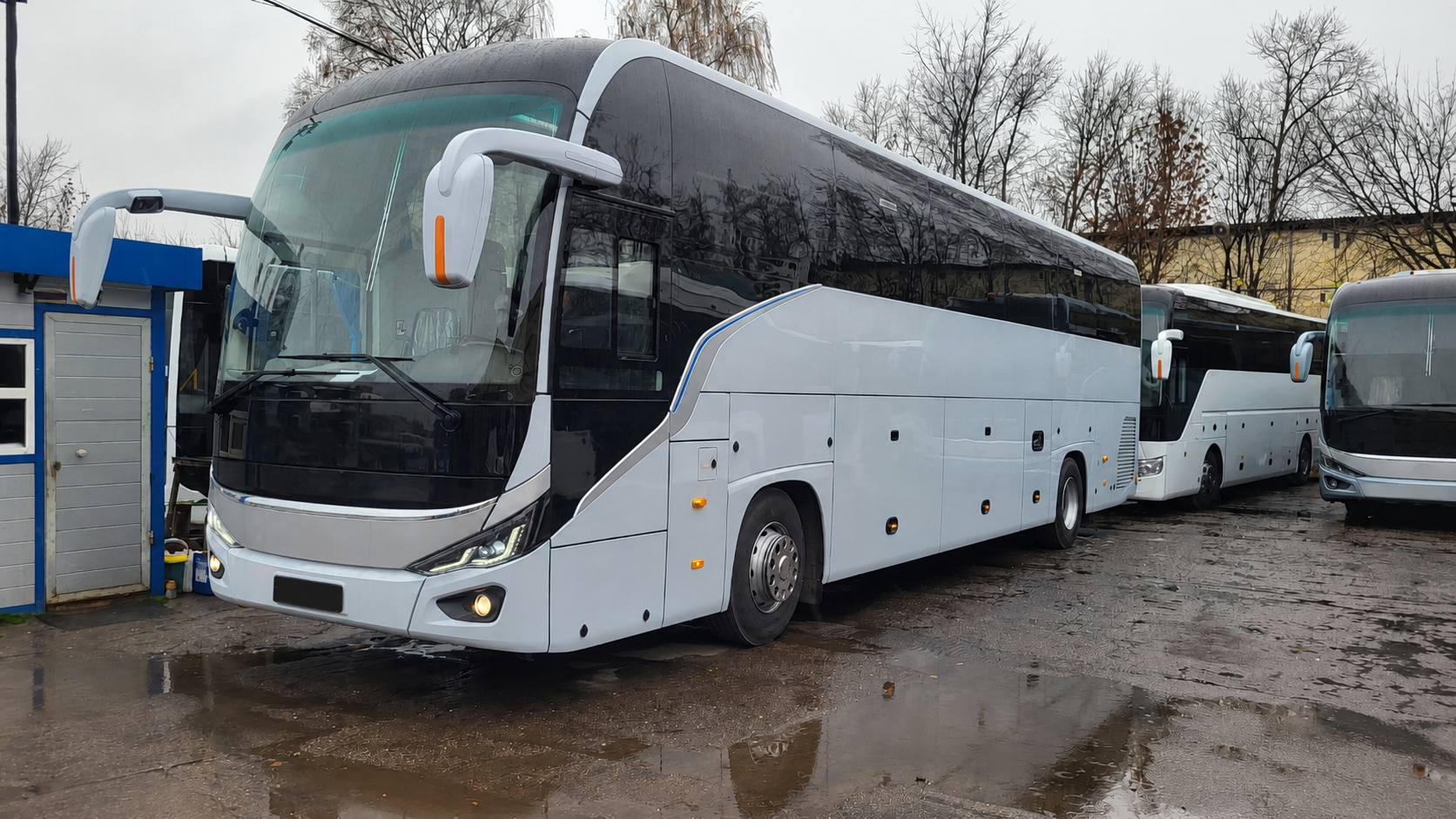 Пассажирский автобус на выдаче без видимой маркировки