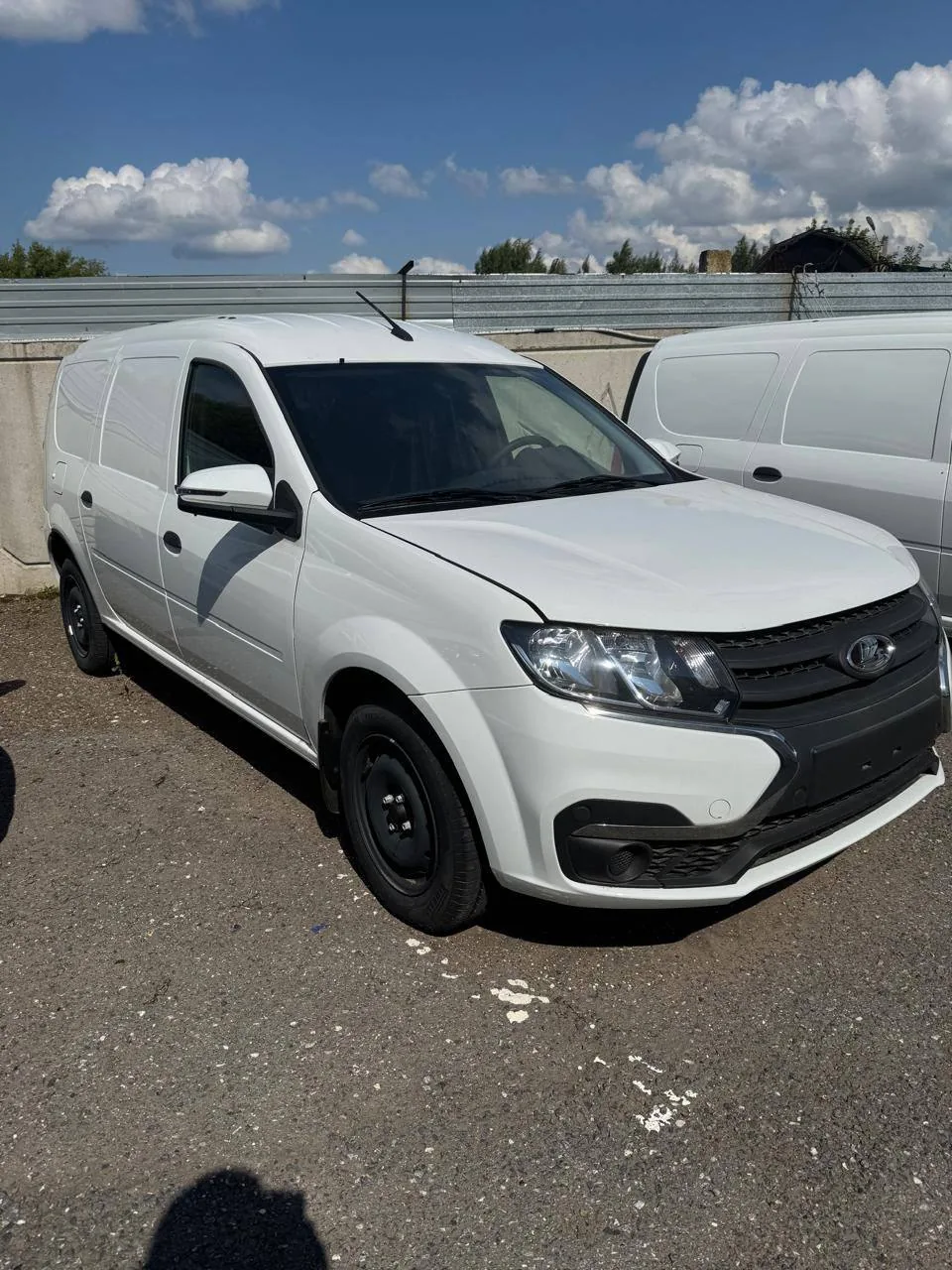Lada Largus на площадке выдачи