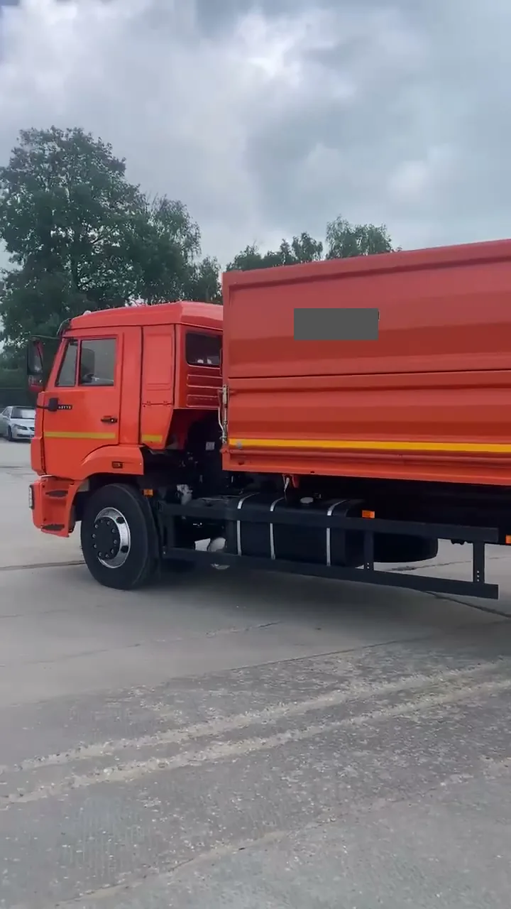 Самосвал с двусторонней разгрузкой на площадке выдачи