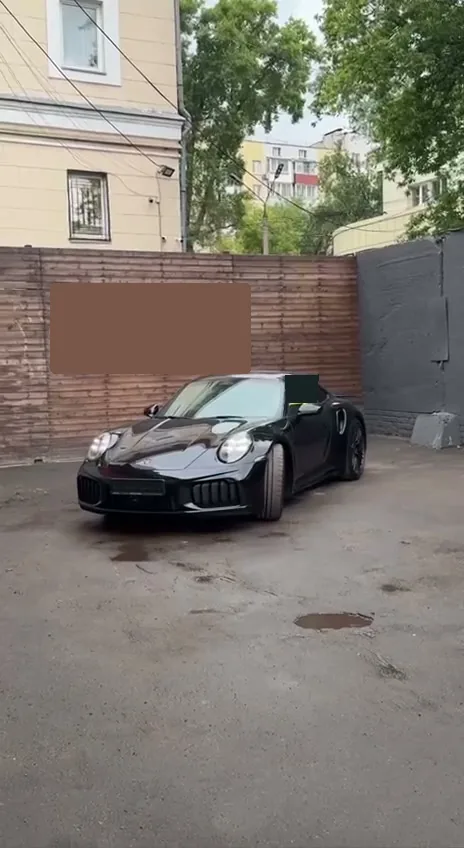 Porsche 911 Turbo S Hybrid на площадке выдачи
