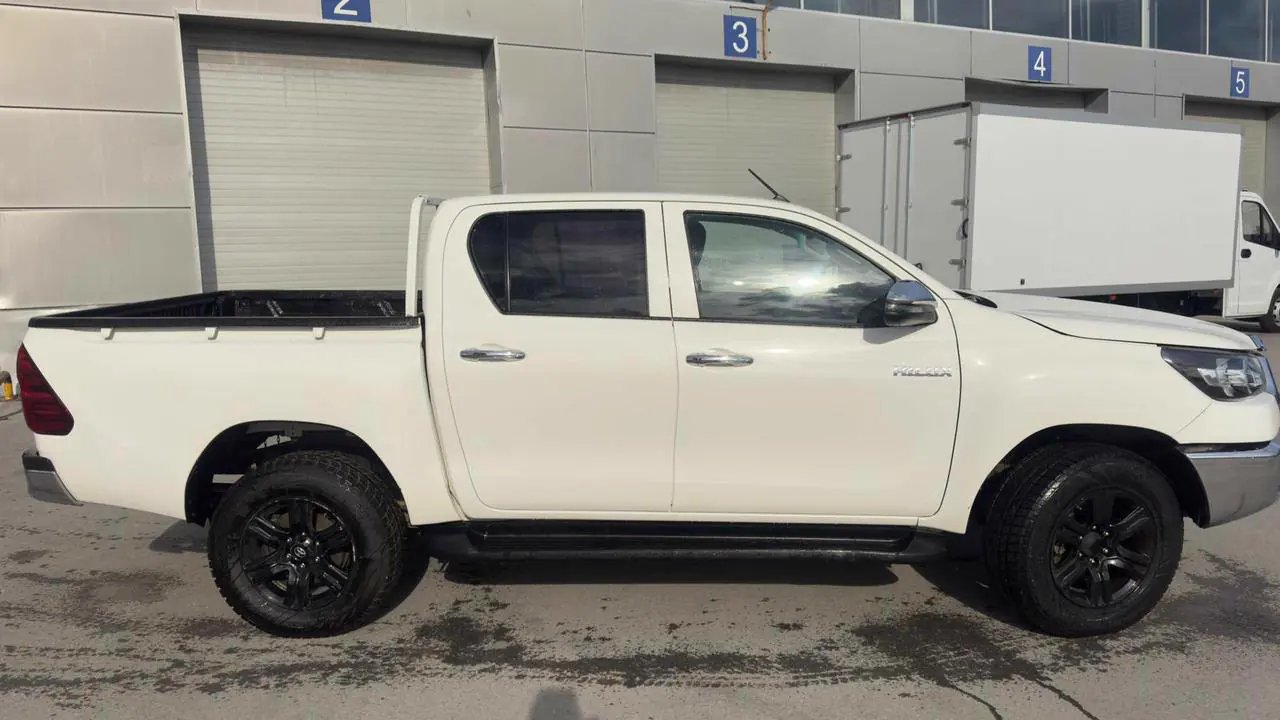 Toyota Hilux на площадке выдачи