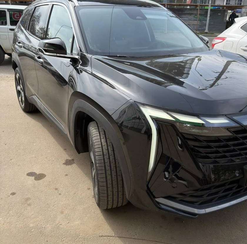 Новый Geely Atlas на площадке выдачи